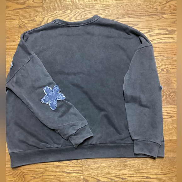 Blue Velvet oversized terry sweatshirt. Charcoal gray with denim star appliqué. - Picture 2 of 12